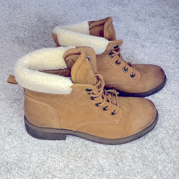 American Eagle Lace up Anke Boots, Tan with cream fleece Ankle, size 10 - Picture 2 of 7
